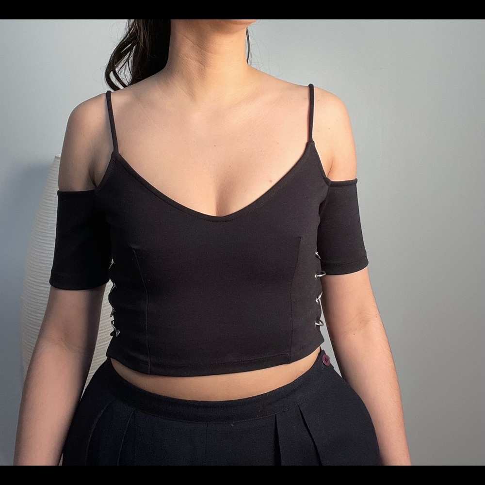 Off Shoulder CropTop with Rings - Picture 3 of 7